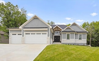 306 SW 17th St, Oak Grove, MO 64075