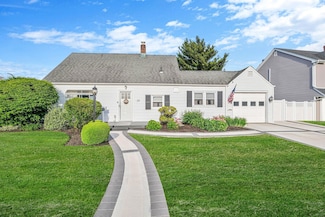 39 Oaktree Ln, Levittown, NY 11756