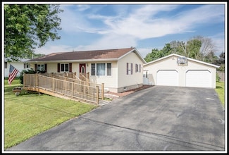1709 Division St, New London, WI 54961