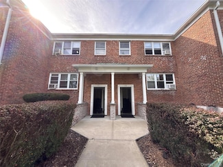 28 Linden St Unit 2, Great Neck, NY 11021