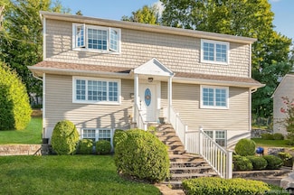 10 Lee Gray Ct, Glen Cove, NY 11542