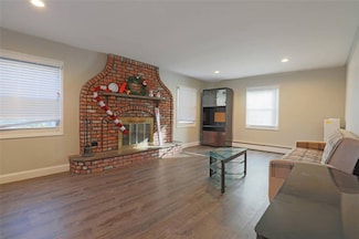 18 Stratton Ln, Stony Brook, NY 11790