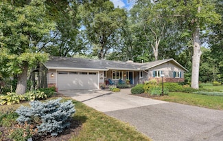 15624 Wing Lake Dr, Minnetonka, MN 55345