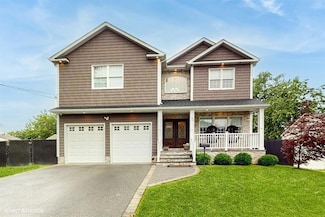 60 E Minerva Rd, Lindenhurst, NY 11757