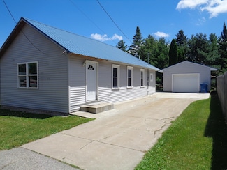 112 Capital Rd, Houghton Lake, MI 48629