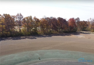 140 Coach House Loop, Bowling Green, OH 43402