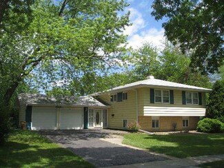 720 Evergreen Ln, Hoffman Estates, IL 60169