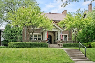 2221 E Newberry Blvd, Milwaukee, WI 53211