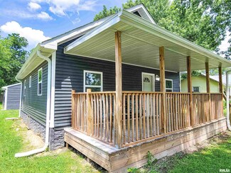 211 Adams St, Flora, IL 62839