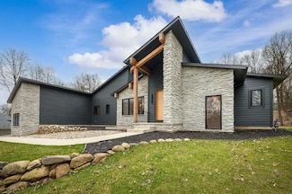 1600 Stonecreek Dr, Niles, MI 49120