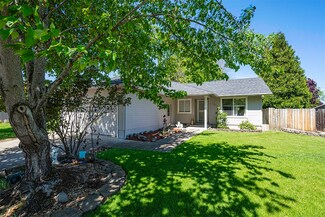1678 Dove Ln, Medford, OR 97501