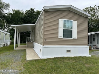 71 Creekside Cir, Castleton-On-hudson, NY 12033