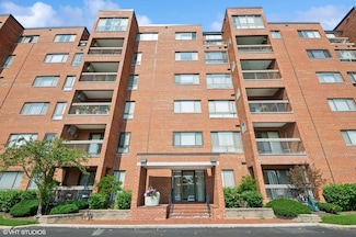600 Naples Ct Unit 107, Glenview, IL 60025