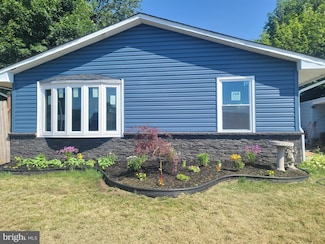 26 Poplar Ln, Levittown, PA 19054