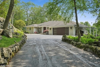 8 Hornbeam Ln, Kinnelon, NJ 07405