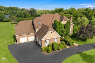 6709 Oakwood Manor Dr, Crystal Lake, IL 60012