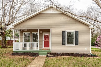 1003 S Russell St, Portland, TN 37148