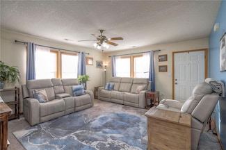 620 Willow Ln, Peculiar, MO 64078
