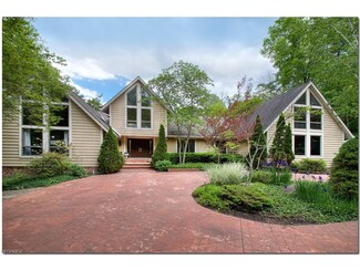 110 Stonewood Dr, Chagrin Falls, OH 44022