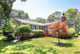 284 Daggett Ave, Vineyard Haven, MA 02568