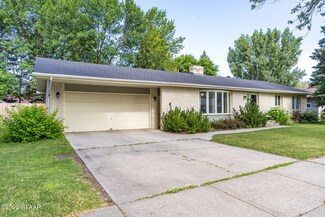 3806 Simonview Ct, Grand Forks, ND 58201