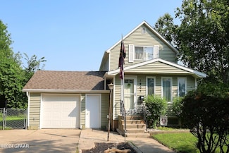 1802 10th Ave N, Grand Forks, ND 58203