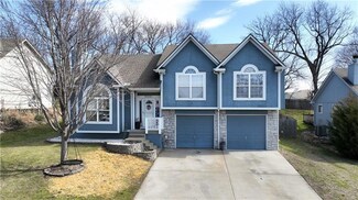 3221 S Arrowhead Dr, Independence, MO 64057