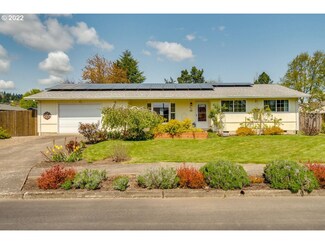 340 SW 13th St, Dundee, OR 97115