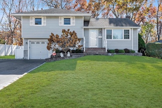 42 Shirley Ct, ComMacK, NY 11725