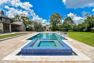 633 Crenshaw Rd, Pasadena, TX 77504