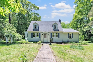 13 Hoyt Rd, Bethel, CT 06801