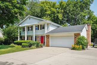 N24W22424 Meadowood Ln, Waukesha, WI 53186