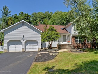 32 Thomas Dr, Manalapan, NJ 07726