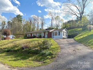 106 Chapel St, Spruce Pine, NC 28777
