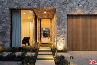 10323 Valley Spring Ln, Los Angeles, CA 91602