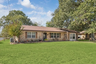 1129 Atchison St, Sealy, TX 77474