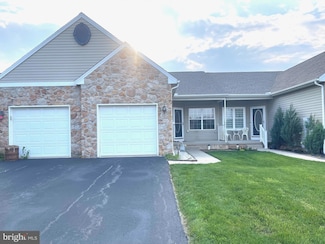 1844 Deerfield Dr, Dover, PA 17315
