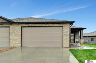 2744 Kings Corner Dr, Lincoln, NE 68516