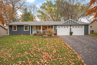 3708 Rolling View Dr, Saint Paul, MN 55110