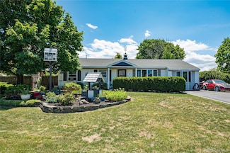 8 Woodbrook Dr, Ridge, NY 11961