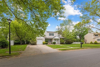7 Kinsella St, Dix Hills, NY 11746