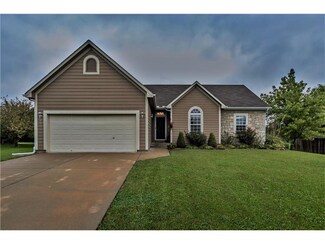 237 Meadowbrook Ln, Wellsville, KS 66092