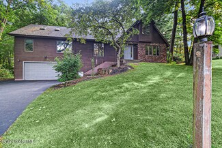 7 Vineyard Cir, Clifton Park, NY 12065