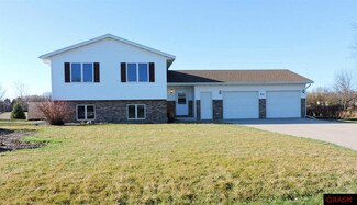 921 4th St, Nicollet, MN 56074