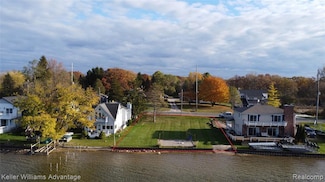 371 E Shore Dr, Whitmore Lake, MI 48189