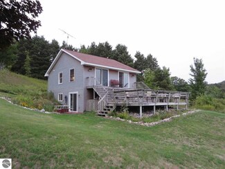 6040 E La Vasser Rd, Lake Leelanau, MI 49653