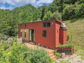 323 Morris Rd, Clyde, NC 28721