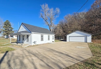 1433 N 8th St, Council Bluffs, IA 51503