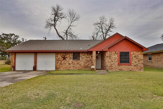 235 Lakewood Dr, Clute, TX 77531