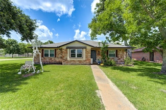 1226 Avenue H, Danbury, TX 77534